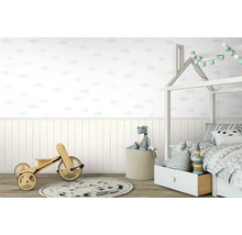 Kinderzimmer mit Holzspielzeug, Himmelbett und Wolkentapete