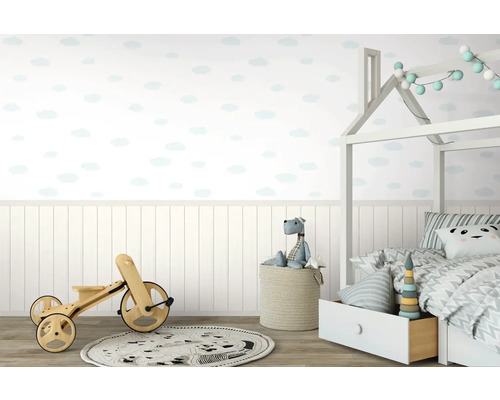 Kinderzimmer mit Holzspielzeug, Himmelbett und Wolkentapete