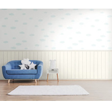 Dekoratives Kinderzimmer mit Sofa, Wandpaneelen und Wolkenmuster
