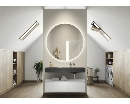 Helles Badezimmer im Dachgeschoss mit rundem Spiegel und Dachfenstern