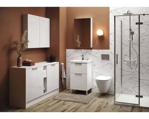 Modernes Badezimmer mit weißen Möbeln, Dusche und Toilette.