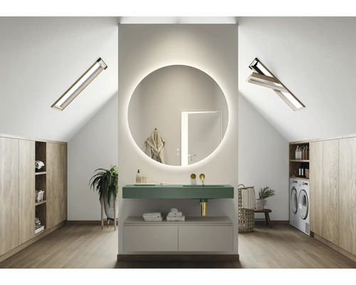 Modernes Badezimmer im Dachgeschoss mit rundem Spiegel, Waschtisch, Waschmaschine und Holzschränken