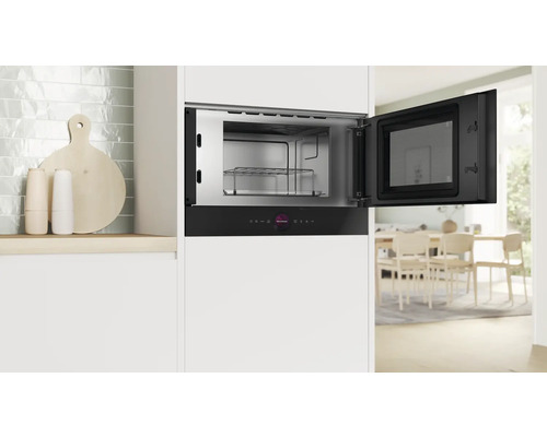 Einba Mikrowelle mit geöffneter Tür in einer modernen Küche