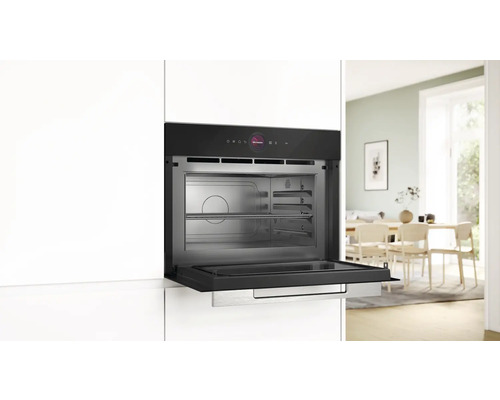 Einbau-Backofen mit geöffneter Tür in einer Küchenzeile.