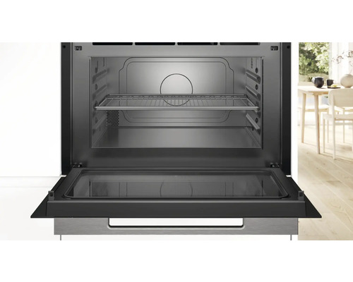 Innenansicht eines Backofens mit geöffneter Tür und einem Gitterrost