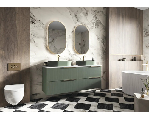 Modernes Badezimmer mit Doppelwaschtisch, Spiegeln und schwarz-weiß gemusterten Fliesen.