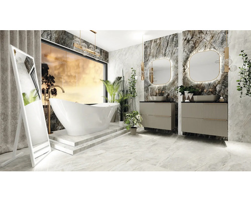 Modernes Badezimmer mit freistehender Badewanne, Waschtischen und Spiegel