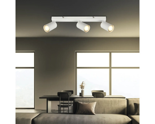 Deckenleuchte mit drei Strahlern in einem Wohnzimmer