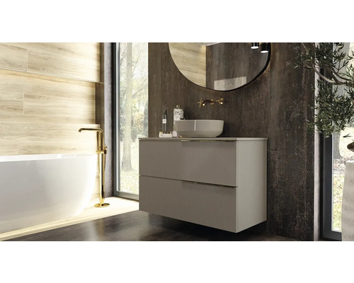 Badezimmer mit Waschtischunterschrank, Waschbecken und Badewanne