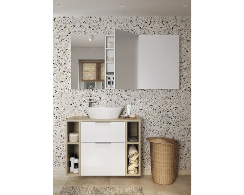 Badezimmer mit Waschtisch, Aufsatzwaschbecken, Spiegelschrank und Wäschekorb