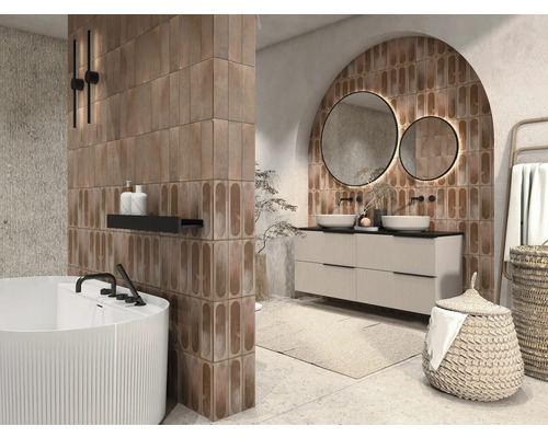 Modernes Badezimmer mit Badewanne, Waschtisch und Spiegel