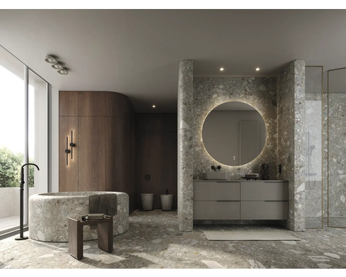 Helles Badezimmer mit Badewanne, Waschtisch, Spiegel und Dusche in modernem Design