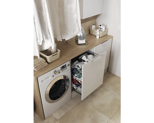 Heller Waschraum mit Waschmaschine, Auszug für Wäsche und Bügelbrett