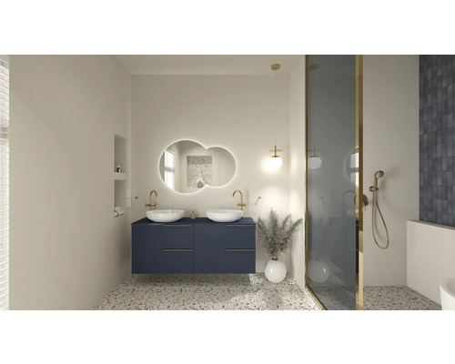 Badezimmer mit Doppelwaschtisch, Spiegel mit Beleuchtung und Dusche