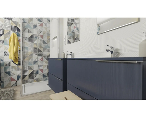 Badezimmer mit Waschtischunterschrank, Spiegel und Dusche