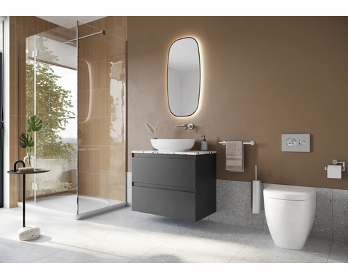 Modernes Badezimmer mit Dusche, Waschtisch, Spiegel und Toilette.