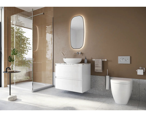 Modernes Badezimmer mit Dusche, Waschtisch, Spiegel und Toilette.