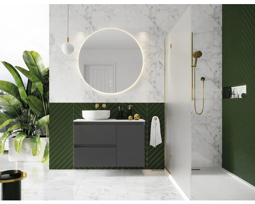 Modernes Badezimmer mit Waschtisch, Spiegel, Dusche und Pflanzen