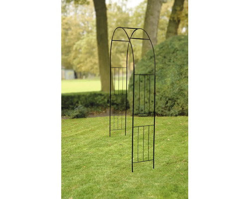 Gartenbogen aus Metall im Außenbereich