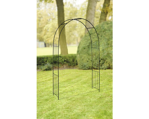 Gartenbogen aus Metall auf Rasenfläche