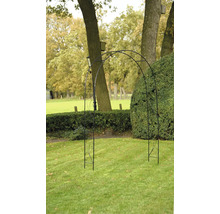 Garten mit Metallbogen als Rankhilfe für Pflanzen