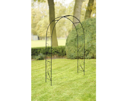 Gartentor aus Metall mit verzierter Gestaltung auf Rasen