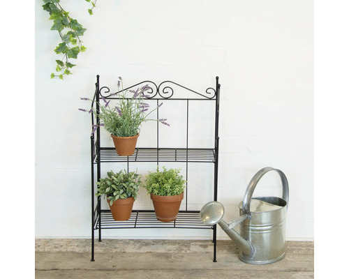 Dekorative Pflanzentreppe aus Metall mit drei Ebenen, bepflanzt mit Kräutern und Blumen, inklusive einer Gießkanne.