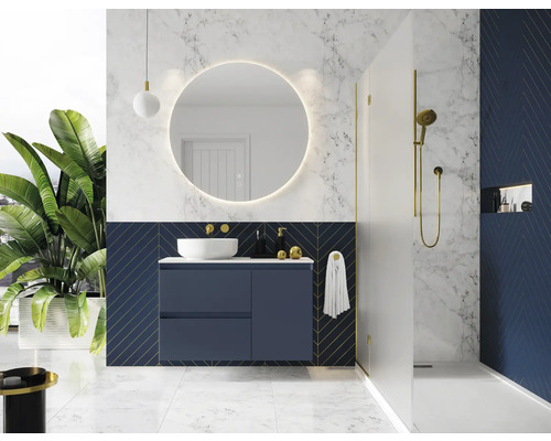 Modernes Badezimmer mit Waschtisch, Spiegel, Dusche und Pflanzen