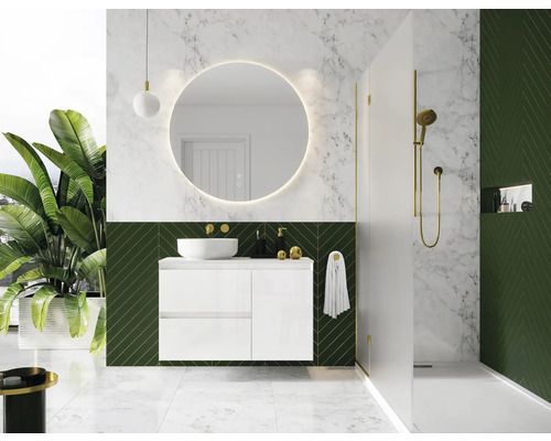 Modernes Badezimmer mit Waschtisch, Spiegel, Dusche und Pflanzen.