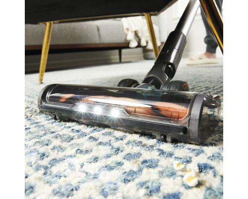 Staubsauger mit Beleuchtung reinigt Teppich