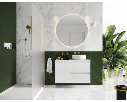 Modernes Badezimmer mit Dusche, Waschtisch, rundem Spiegel und Pflanzen