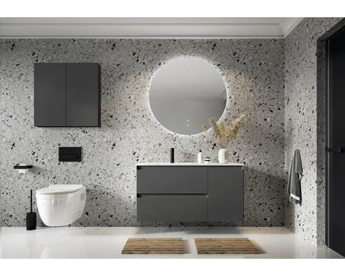 Modernes Badezimmer mit Waschbeckenunterschrank, Spiegelschrank, runden Spiegel, hängendem WC und gemusterter Wand
