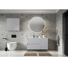 Modernes Badezimmer mit Waschtisch, Spiegel, Hängeschrank und Wand-WC.