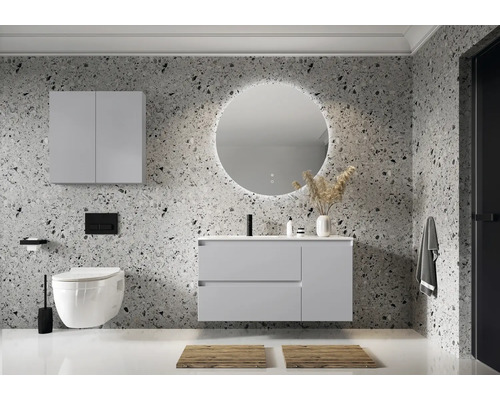 Modernes Badezimmer mit Waschtisch, Spiegel, Hängeschrank und Wand-WC.