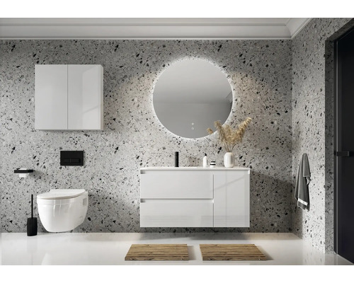 Modernes Badezimmer mit Waschtisch, Spiegel, Hängeschrank und Toilette vor einer Wand mit Steinmuster