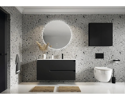 Modernes Badezimmer mit Waschtisch, Spiegel, Hängeschrank und Toilette vor einer gemusterten Wand