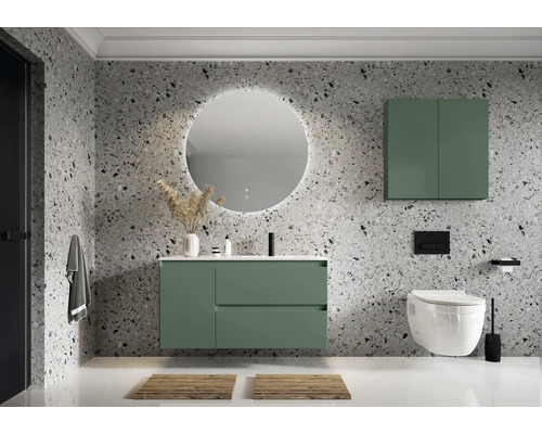 Modernes Badezimmer mit Waschbeckenunterschrank, Spiegel, Hängeschrank und Toilette vor einer gemusterten Wand