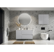 Modernes Badezimmer mit Waschtisch, Spiegel, Hängeschrank und Toilette vor einer gemusterten Wand