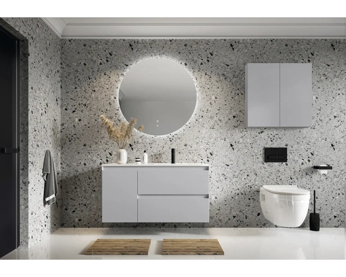 Modernes Badezimmer mit Waschtisch, Spiegel, Hängeschrank und Toilette vor einer gemusterten Wand