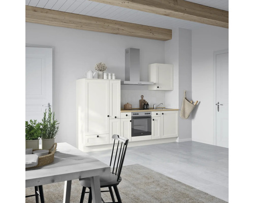 Helle Küche mit Ober- und Unterschränken, Dunstabzugshaube und Holzelementen.