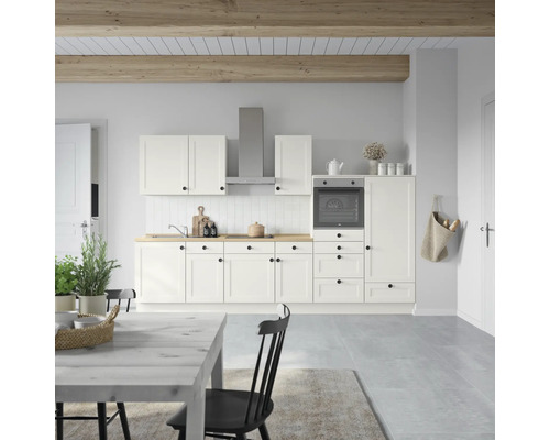 Helle Landhausküche mit Esstisch und Stühlen