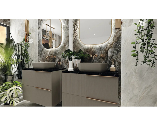 Modernes Badezimmerdesign mit zwei Waschtischen, Spiegeln und Pflanzen für eine helle und freundliche Atmosphäre