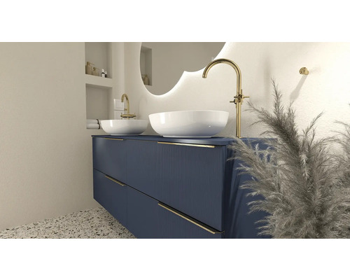 Badezimmer mit blauem Waschtischunterschrank, zwei Aufsatzwaschbecken und goldenen Armaturen