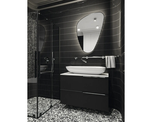 Modernes Badezimmer mit Dusche, Waschtisch und ungewöhnlichem Spiegel