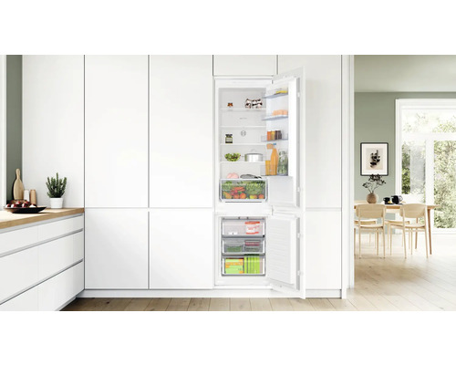 Integrierter Kühlschrank mit geöffneten Türen in einer hellen Küche.