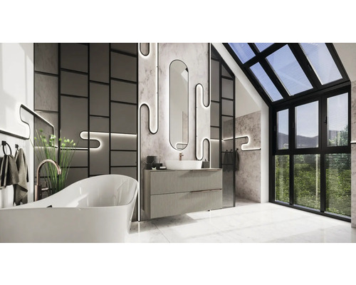 Helles Badezimmer mit freistehender Badewanne, Waschtisch, Spiegel und Fensterfront