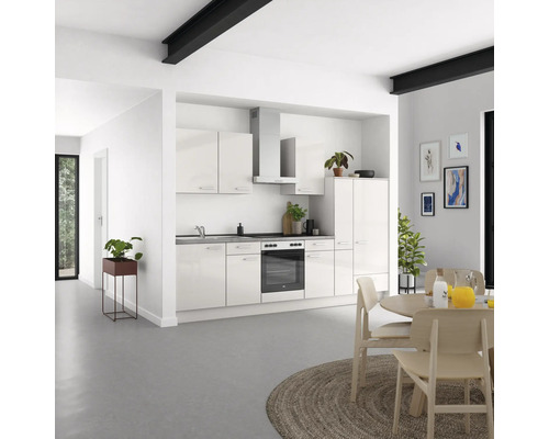 Moderne Küche mit weißen Hochglanzfronten, Dunstabzugshaube und Esstisch