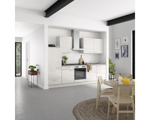 Helle Küche mit Einbauschränken, Spüle, Herd und Dunstabzugshaube in einem modernen Haus