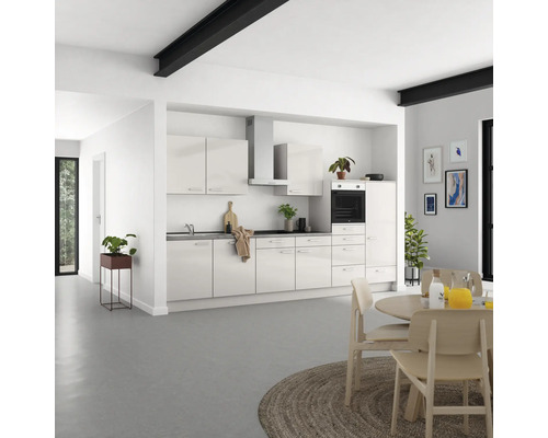 Moderne Küche mit Einbauschränken, Dunstabzugshaube und Essbereich