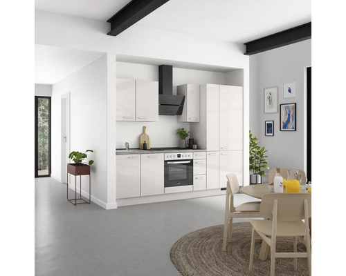 Heller Wohnraum mit moderner Küche, Esstisch und Dekoration